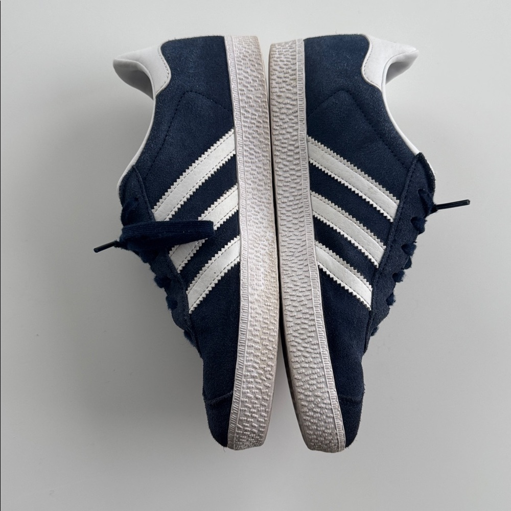 ADIDAS Gazelle Collegiate Navy & White Sneakers, boys size 5 - Picture 3 of 8
